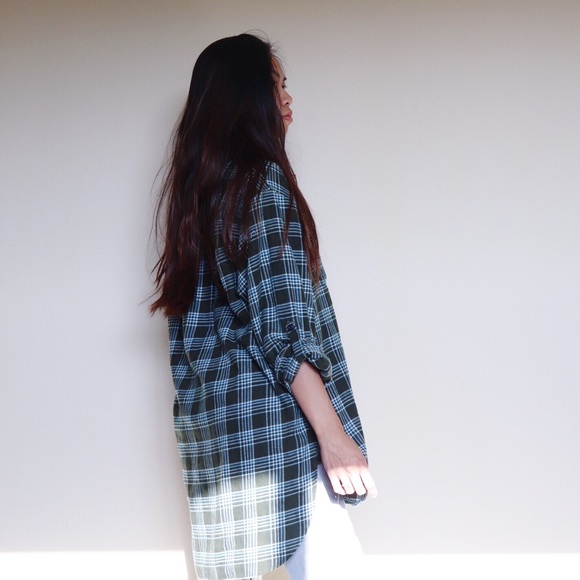 🎁Uniqlo Oversized High Low Plaid Button Up - Picture 3 of 8